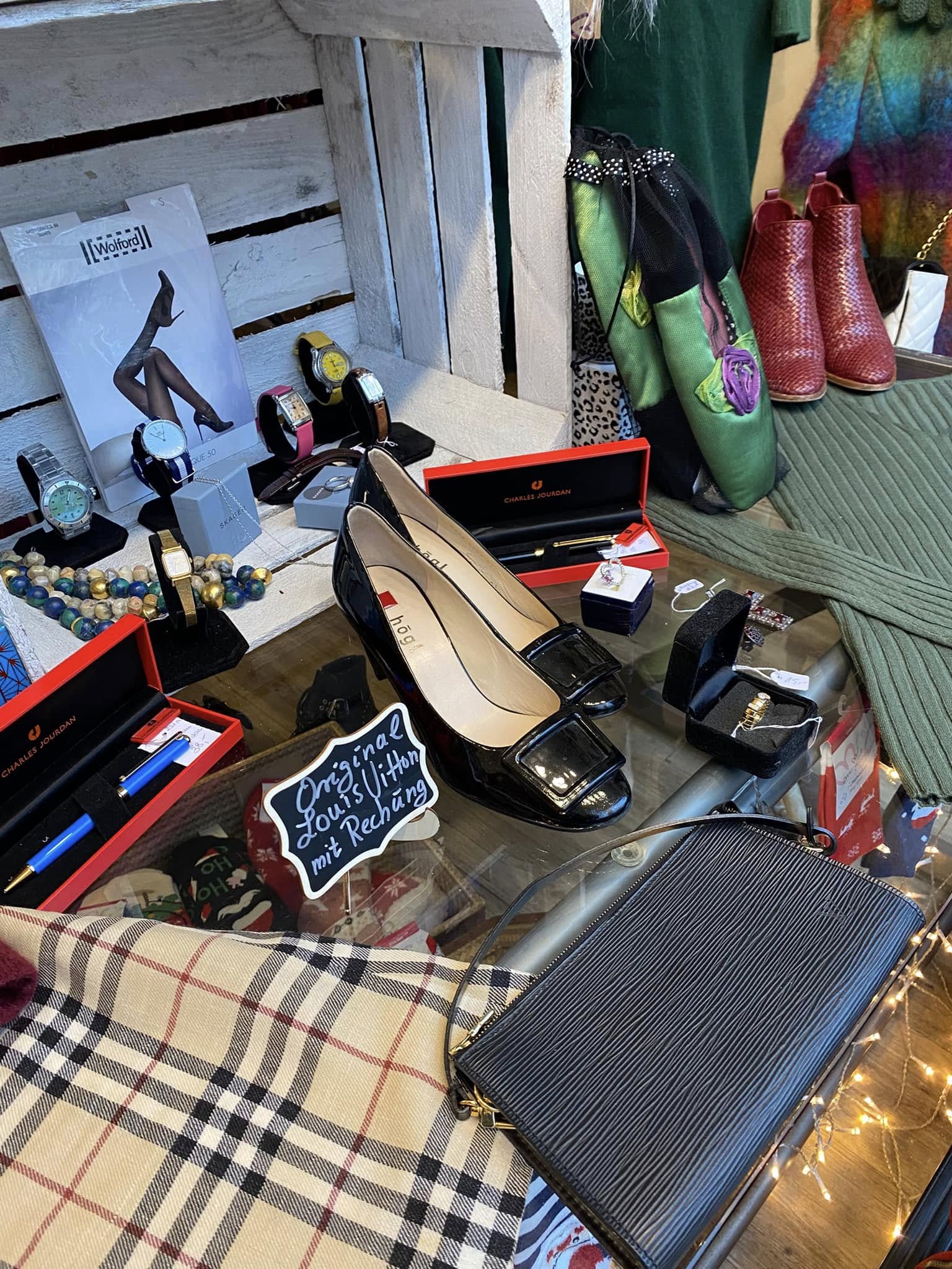 Vitrine mit Schuhen, Uhren, Taschen und Accessoires