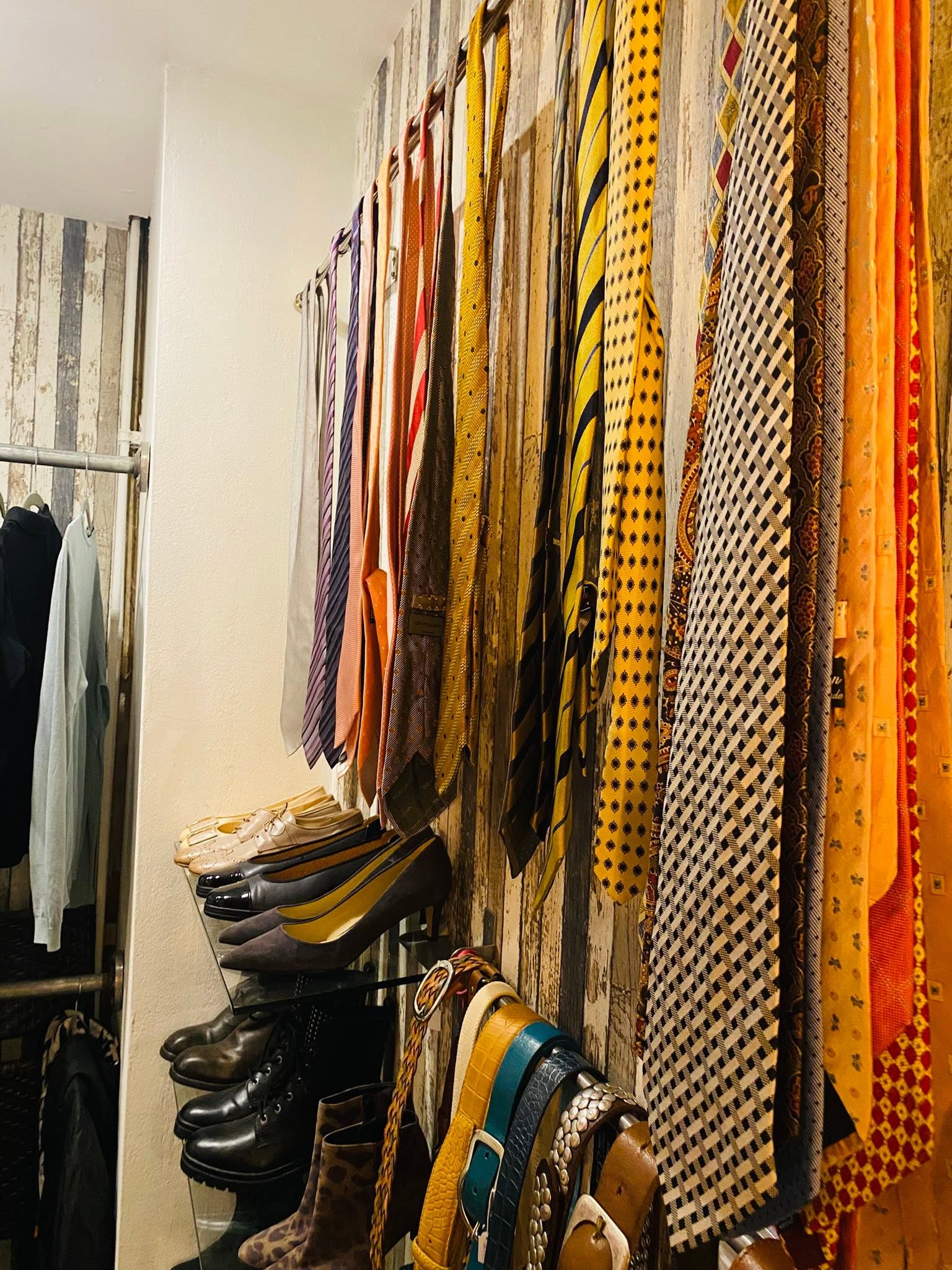Krawatten, Gürtel und Schuhe an der Wand