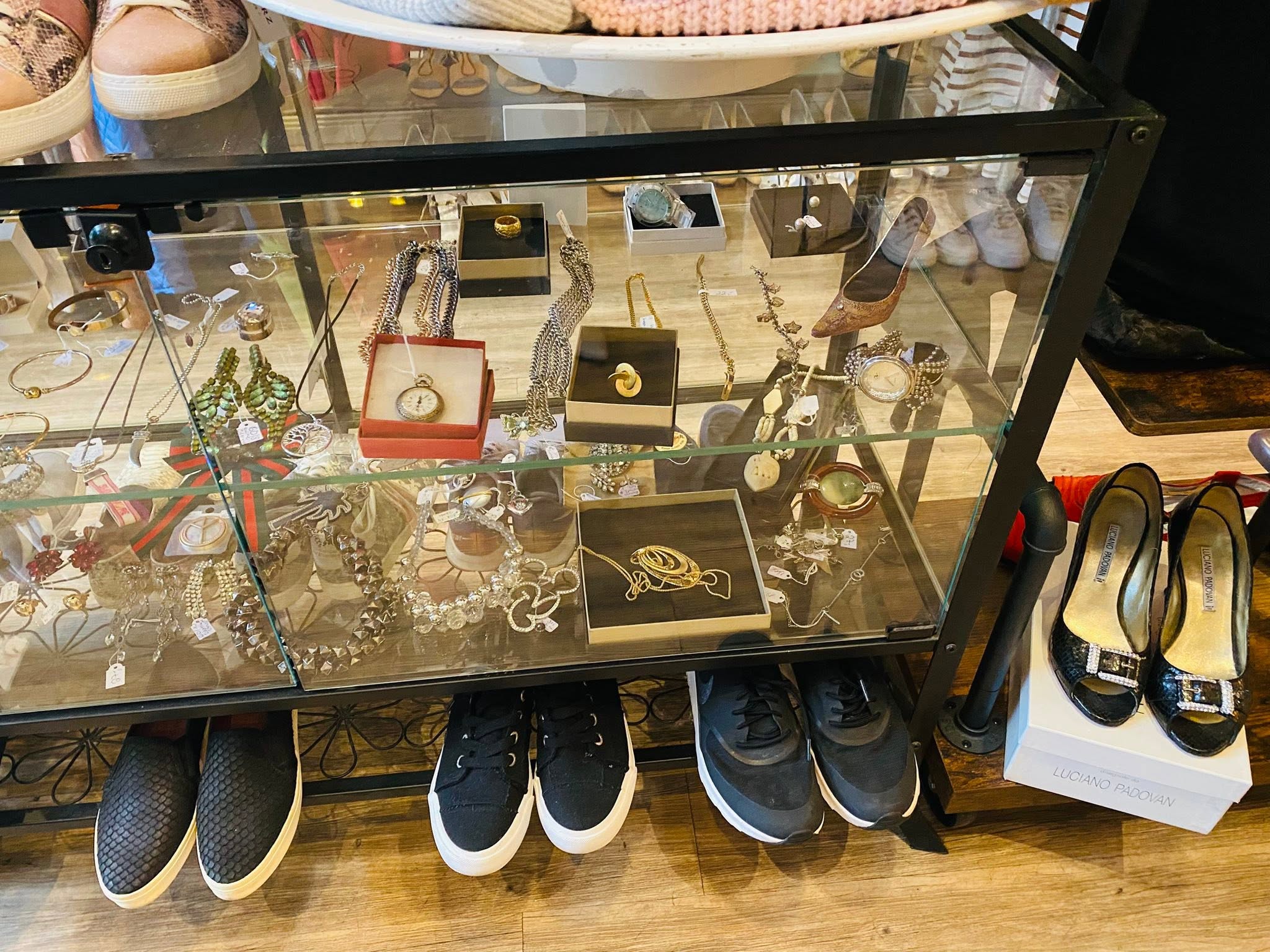 Schmuck- und Uhrenvitrine im Laden