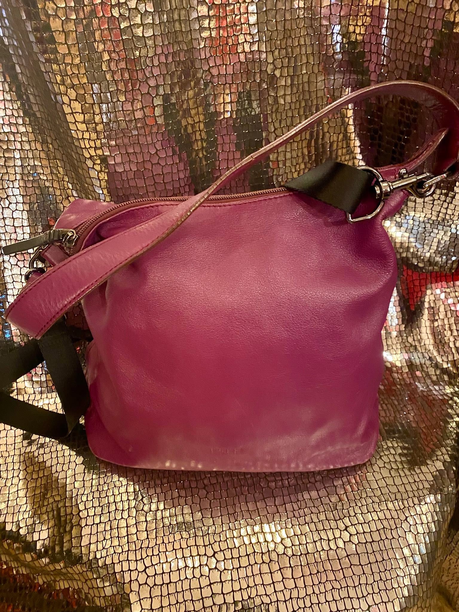 Bordeauxrote Ledertasche
